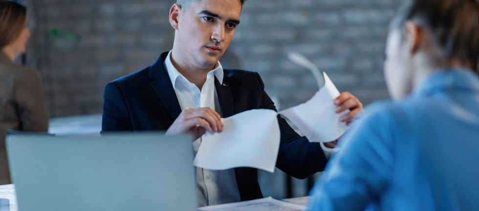 Rescisão de contrato - Image by Drazen Zigic on Freepik